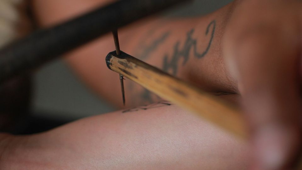 Handpoke vs. Maschine